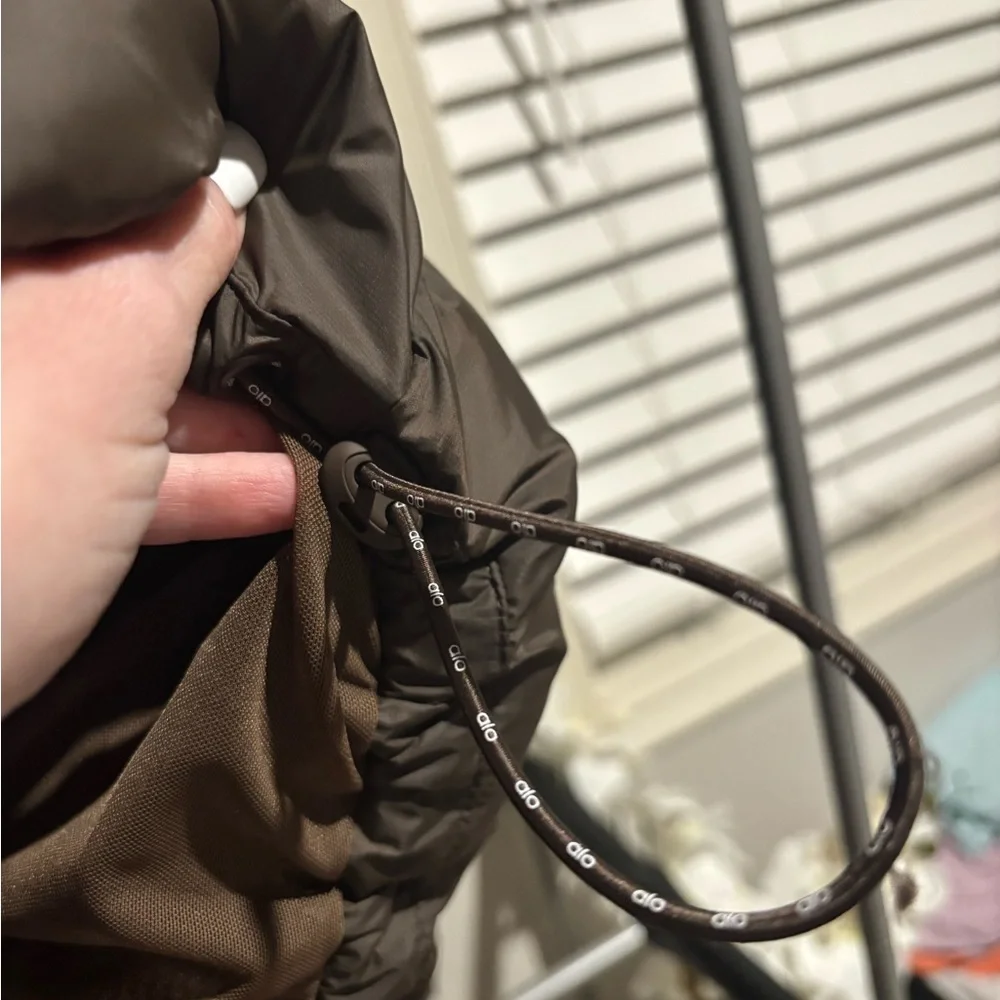 ALO Yoga Gold Rush Puffer - Picture 5 of 5